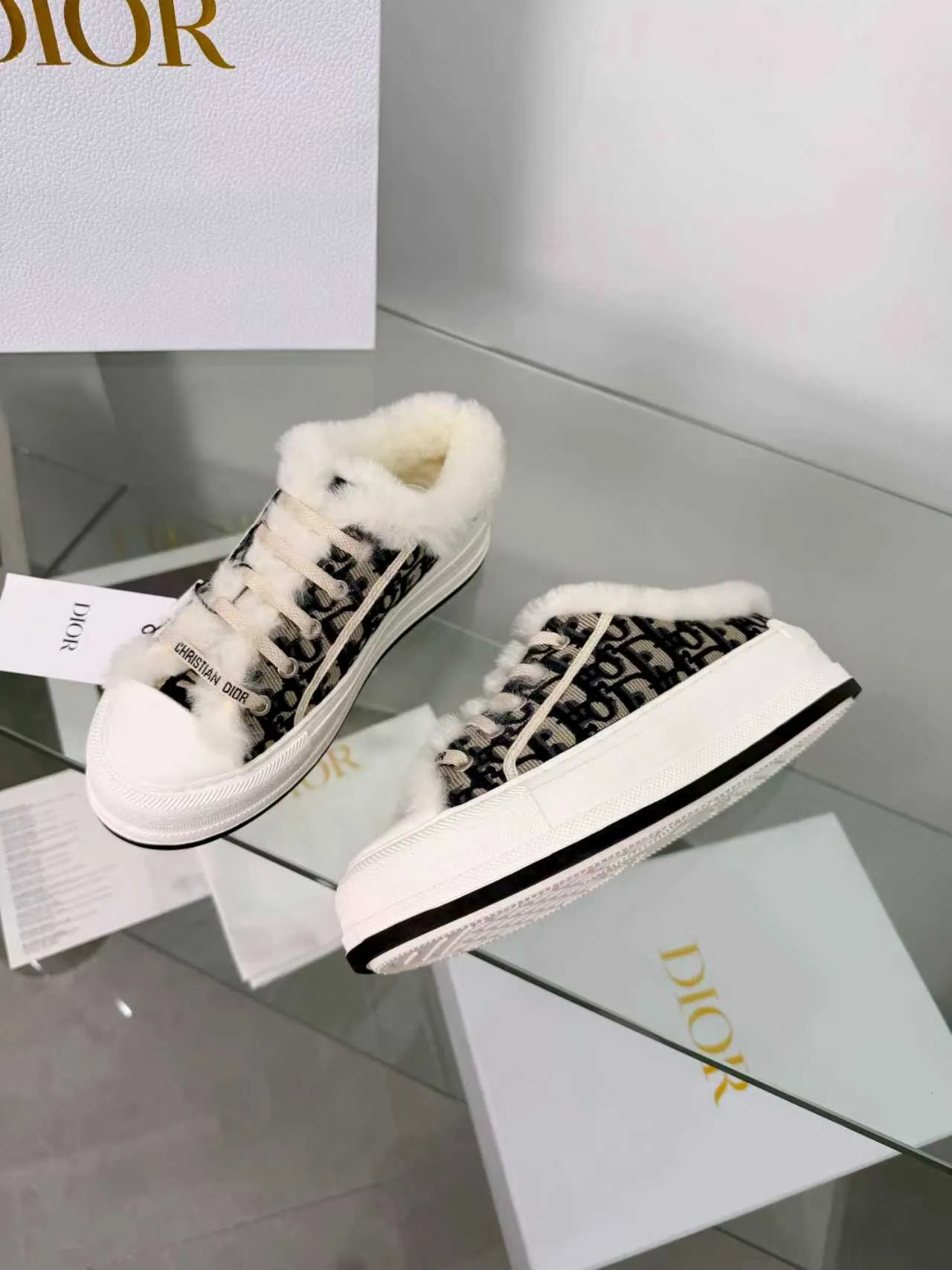Men's men's shoes pP540! 𝐃𝐈𝐎𝐑 𝐖𝐚𝐥𝐤'𝐧 Dior Presbyopia Embroidery Wool Thick Sole Canvas Shoes Casual Sneakers (Half Flop) These Walk'n'Dior thick sole sneakers are a fashionable piece that elevates the collection. Oblique printed cotton embroidered upper with comfortable platform sole, tongue and Christian Dior Paris signature laces. Bottom thickness 4.5CM Size: Women's 35-41